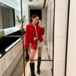 Zoey Deutch Instagram - how many cameras does a girl (me) use to take photos of herself when she likes her outfit (5 minimum)🫡 London