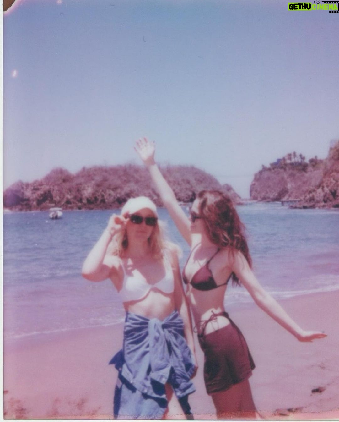 Zoey Deutch Instagram - MY BIG SIS IS GETTING MARRIED !! #thezachelorette #zaddie4ever 🐎 🐚 🏝️ 💍