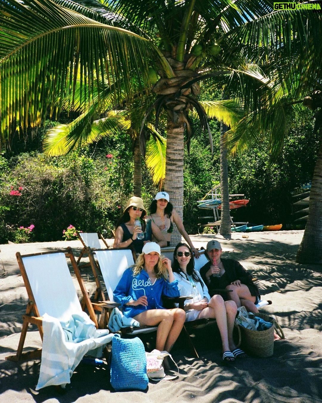 Zoey Deutch Instagram - MY BIG SIS IS GETTING MARRIED !! #thezachelorette #zaddie4ever 🐎 🐚 🏝️ 💍