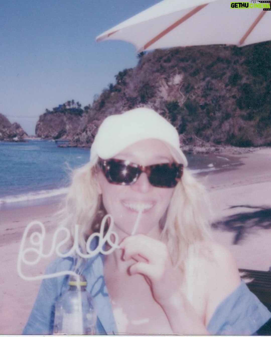 Zoey Deutch Instagram - MY BIG SIS IS GETTING MARRIED !! #thezachelorette #zaddie4ever 🐎 🐚 🏝️ 💍