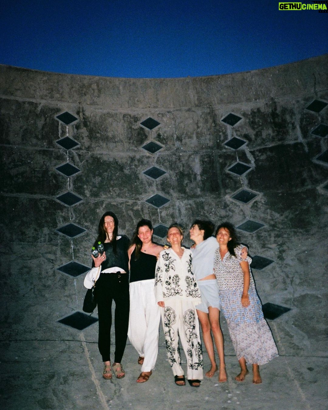 Zoey Deutch Instagram - MY BIG SIS IS GETTING MARRIED !! #thezachelorette #zaddie4ever 🐎 🐚 🏝️ 💍