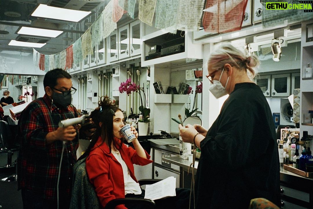 Zoey Deutch Instagram - 🎄🥐 2 days #somethingfromtiffanys 🥐🎄