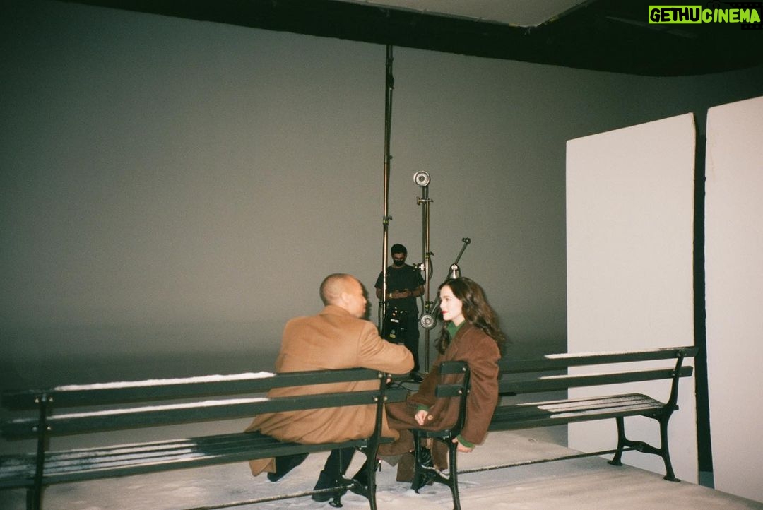 Zoey Deutch Instagram - 🎄🥐 2 days #somethingfromtiffanys 🥐🎄