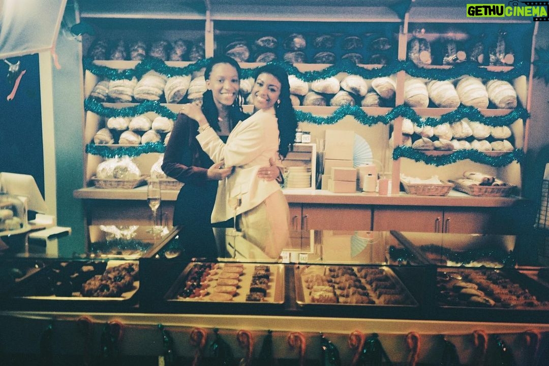 Zoey Deutch Instagram - 🎄🥐 2 days #somethingfromtiffanys 🥐🎄