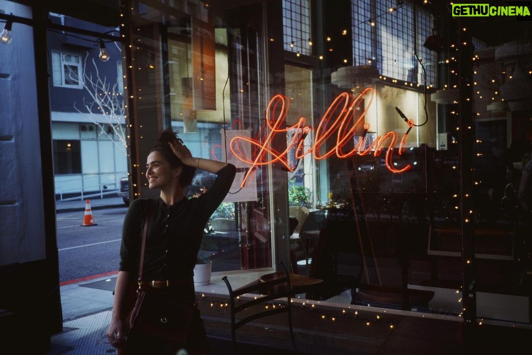 Zoey Deutch Instagram - 🎄🥐 2 days #somethingfromtiffanys 🥐🎄