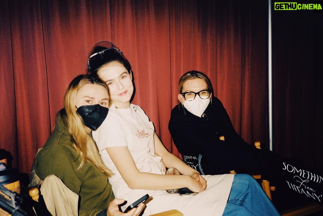 Zoey Deutch Instagram - 🎄🥐 2 days #somethingfromtiffanys 🥐🎄