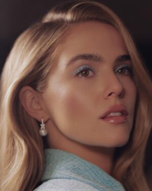 Zoey Deutch Instagram - 💍 3 days #somethingfromtiffanys 💍

photos by @eliastahan 🤍