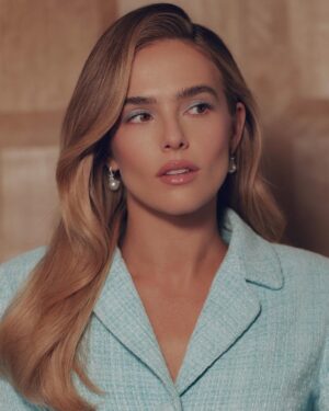 Zoey Deutch Instagram - 💍 3 days #somethingfromtiffanys 💍

photos by @eliastahan 🤍