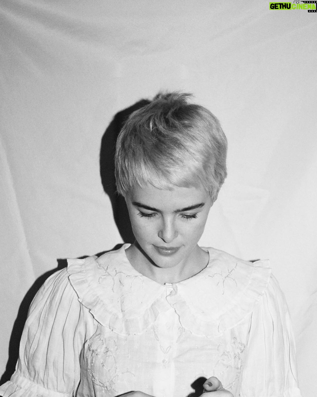 Zoey Deutch Instagram - whoooo is sheeeee?! thank you to my longtime hair collaborators @traceycunningham1 @bridgetbrager @redken for bringing my hair back to blonde thanks to #redkenshadeseq in a whole very new way for my next project #redkenpartner #identitycrisis!!! photos by my brilliant big sis @maddiedeutch