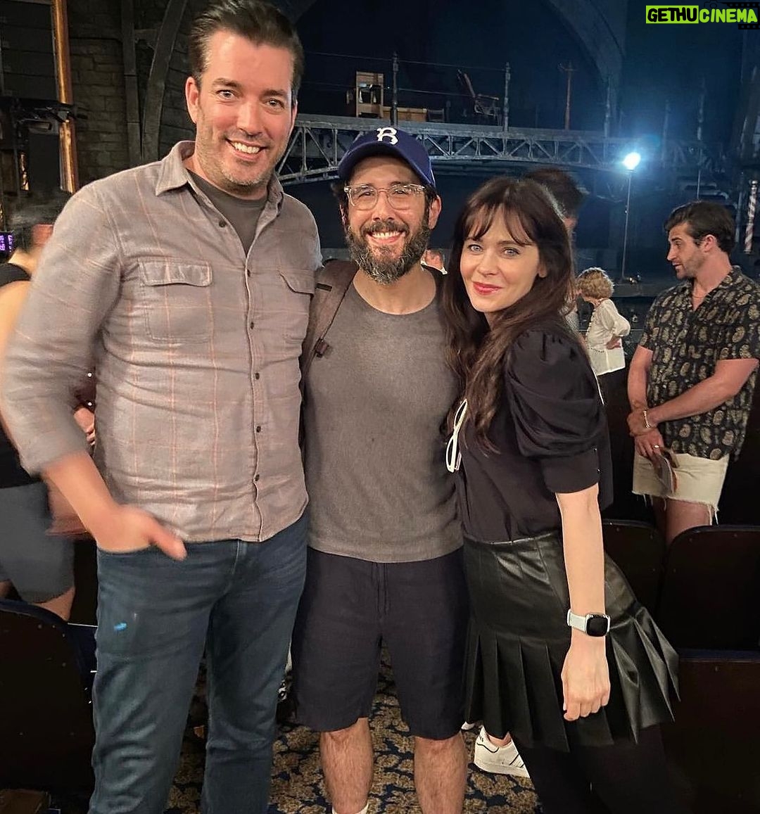 Zooey Deschanel Instagram - Thoroughly entertained! 🍎🥂🎭