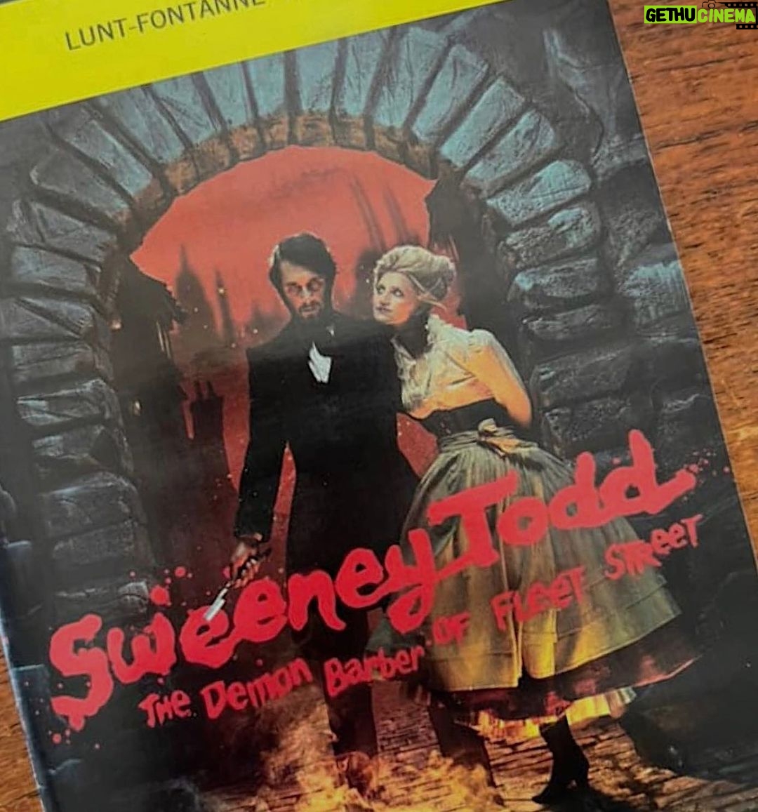 Zooey Deschanel Instagram - Thoroughly entertained! 🍎🥂🎭