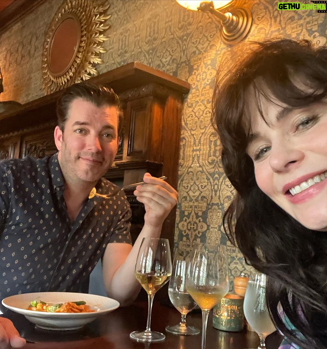 Zooey Deschanel Instagram - Thoroughly entertained! 🍎🥂🎭