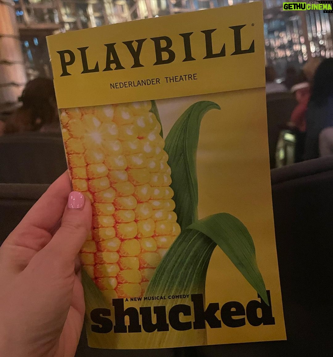 Zooey Deschanel Instagram - Thoroughly entertained! 🍎🥂🎭