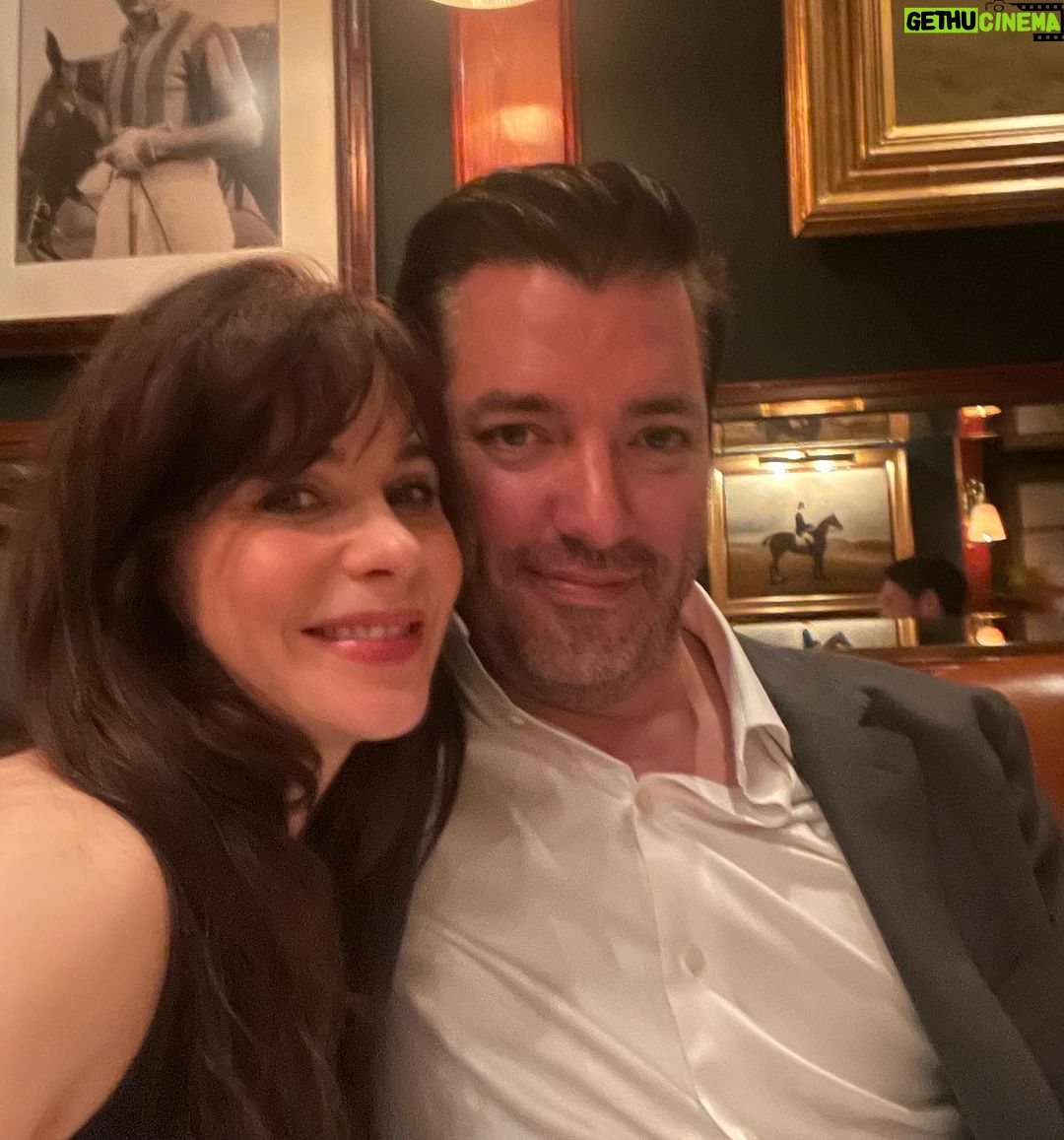 Zooey Deschanel Instagram - Thoroughly entertained! 🍎🥂🎭