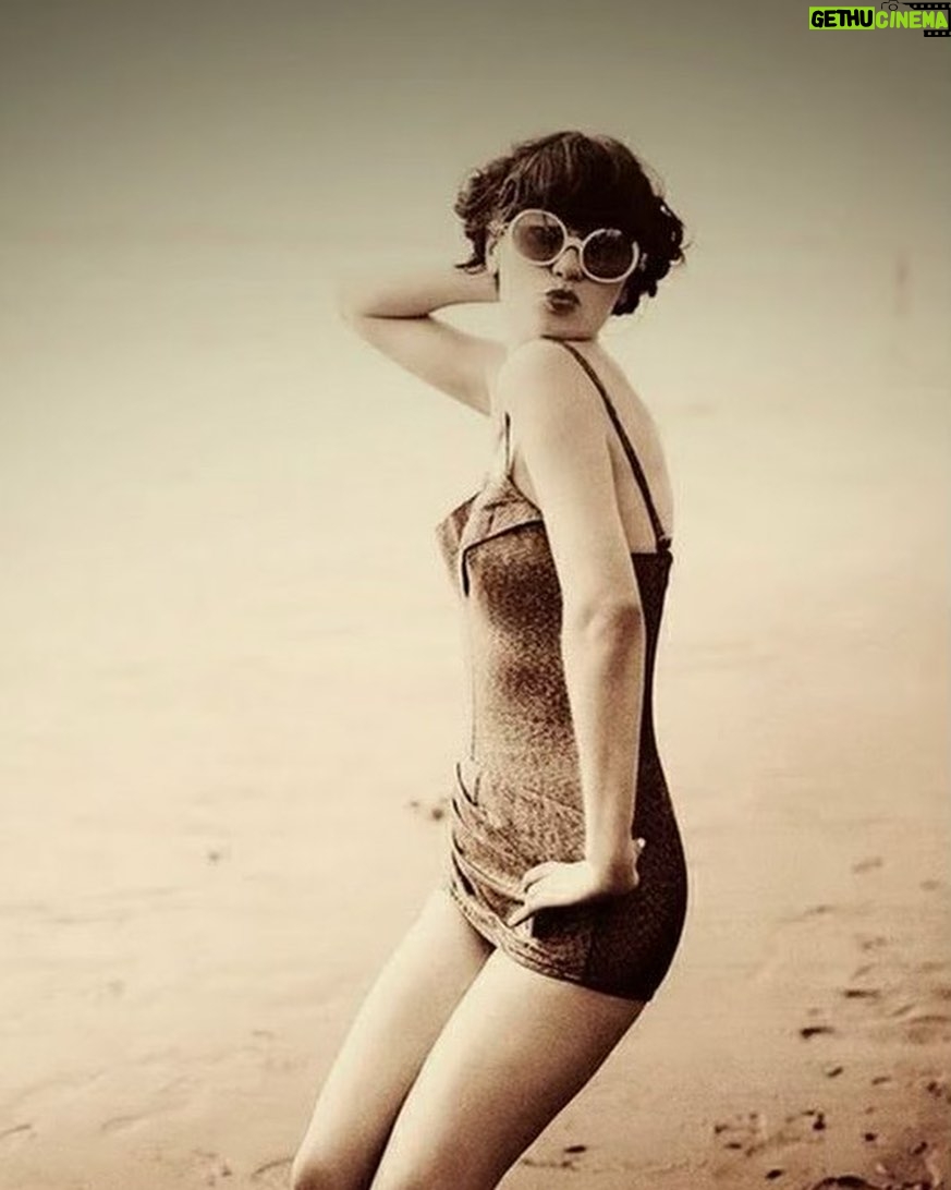 Zooey Deschanel Instagram - Vintage Beach vibes