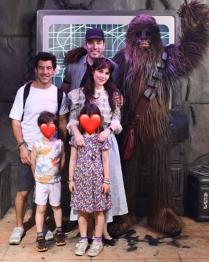 Zooey Deschanel Instagram - As a mom in a co-parenting family I am just so grateful for the dads in mine and my kids’ lives! From Daddy(Jacob), to Bonus Daddy (big-dad jonathan), Papa(Caleb)and Grandpa Jim. We are blessed with amazing father figures. Happy Father’s Day to all who father and nurture and mentor today! Hope you feel celebrated. 🩶🩵