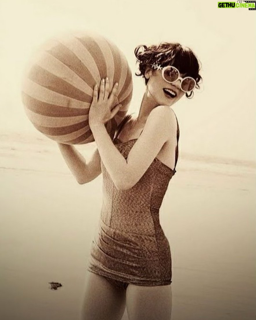 Zooey Deschanel Instagram - Vintage Beach vibes