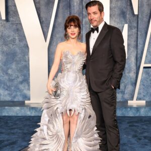 Zooey Deschanel Instagram - Thank you @irisvanherpen for making me feel like an art piece at @vanityfair

Styling: @ibabdelnasser 
Hair: @evaniefrausto 
Makeup: @missjobaker
Dress: @irisvanherpen 
Shoes: @jimmychoo 
Jewelry: @ruchinewyork
@nickhorey
@luisa.alexander
@simonejewels 
Bag: @cultgaia
Photos: @gettyentertainment