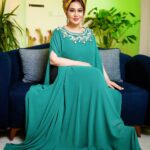 Zuhur Alaa Instagram - بمناسبة شهر رمضان المبارك، اتمنى لكم شهرا مليئا بالرحمة والسعادة والتوفيق، وكل عام وأنتم بخير. مكياج الصديق علي اسماعيل @ali_esmaeel_e مصمم الازياء الرائع سيف العبيدي @saif.alobaidi83