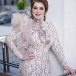 Zuhur Alaa Instagram - حزن عمرين بـ عيوني ، وبعدني أضحك . مكياج وشعر @ali_esmaeel_e مصمم الازياء @saif.alobaidi83 سنتر @sa.centeriq تصوير @ehab.albader