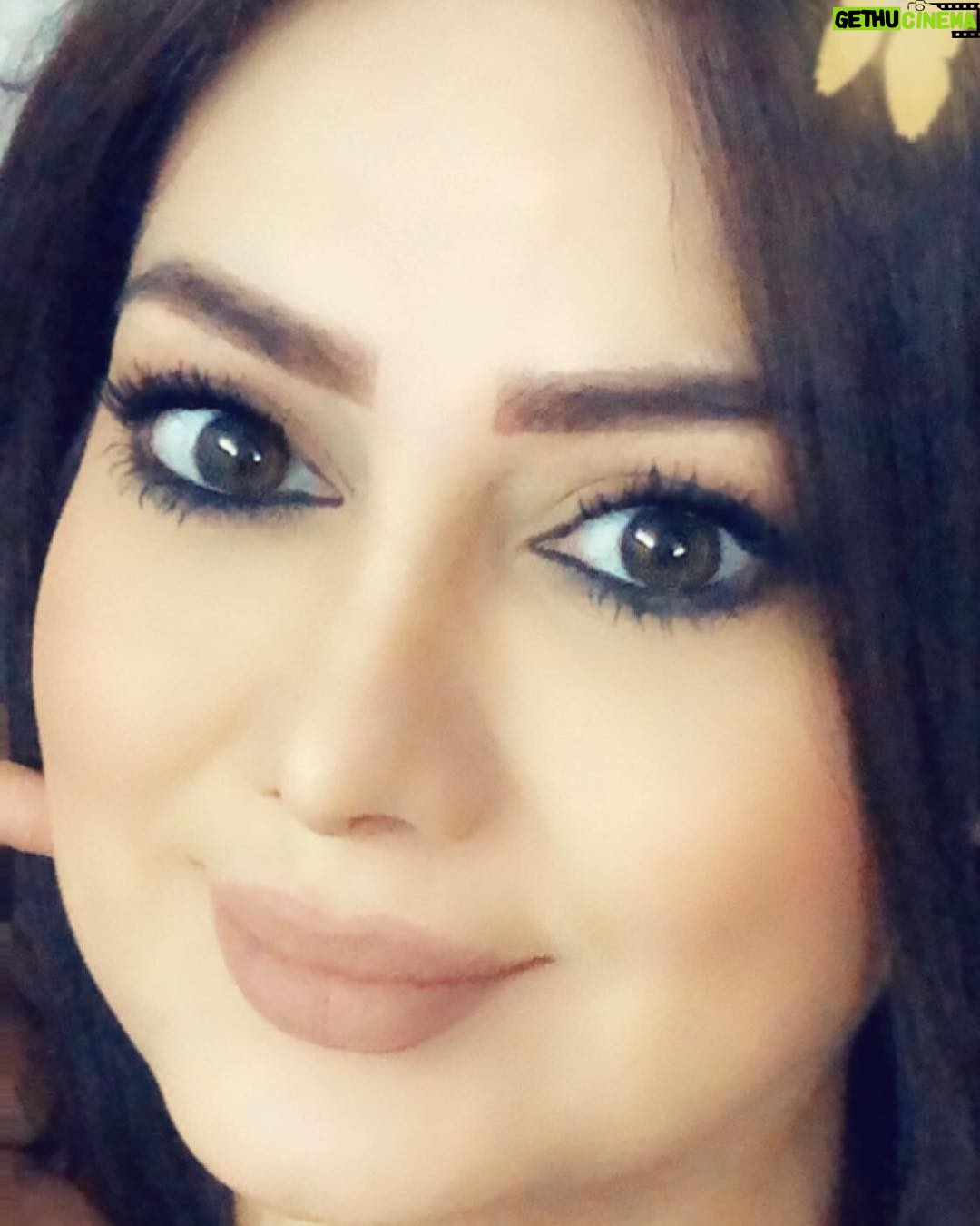 Zuhur Alaa Instagram - الأم كفوف مجعَّدة، وأطراف محناة، تلك هي التي تخبئ أسماءنا دون علمنا بين ثناياها لترفعها بصدق إلى السماء. كل عام وامهاتنا بالف خير 🌹
