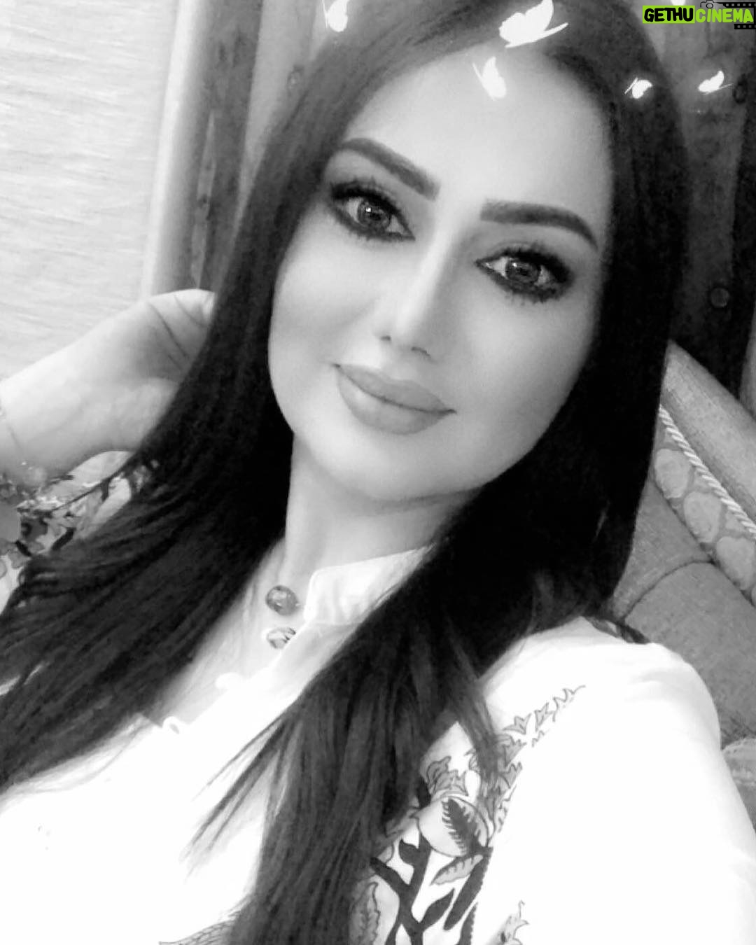 Zuhur Alaa Instagram - وفي النهاية لن يبقى معك إلا من رأى الجمَال في روحِك,أمّا المُنبهرون بالمظاهر فيرحَلون تباعاً.#مكياج #بغداد #العراق #مصر