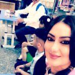 Zuhur Alaa Instagram - اصدقائي الطيبيين شكرا لكل تعليقاتكم الراقيه مثل قلوبكم النقيه والمسجات الي توصلني ربي يحفظكم ويخليكم 🌹صوره من كواليس برنامج هاشتاك