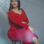 Zuhur Alaa Instagram – ‏في ملامح الهادئين أشياء لا تهدأ. ❤️❤️❤️❤️❤️❤️
شكرا للمصور الرائع والمبدع 
@nabeelalasmer 

وشكرا لصالون رزان 
@razan_salon 

وفستاني من صديقتي الراقيه 
@rere.boutique1