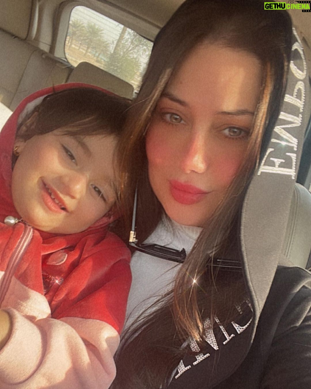 Zuhur Alaa Instagram - اني وازاني نكول الكم كل عام وانتم بالف خير سنه سعيده عليكم يااغلى الاصدقاء❤️❤️❤️❤️