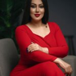 Zuhur Alaa Instagram – ‏في ملامح الهادئين أشياء لا تهدأ. ❤️❤️❤️❤️❤️❤️
شكرا للمصور الرائع والمبدع 
@nabeelalasmer 

وشكرا لصالون رزان 
@razan_salon 

وفستاني من صديقتي الراقيه 
@rere.boutique1