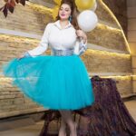 Zuhur Alaa Instagram - كل عام وانتم بخير غمرتني محبتكم شكرا لمن بعث التهاني شكرا لمن بارك العمل شكرا للاصدقاء علي اسماعيل وسيف العبيدي على هاي الاطلاله مكياج وشعر علي اسماعيل @ali_esmaeel_e مصمم الازياء سيف العبيدي @saif.alobaidi83 سنتر @sa.centeriq تصوير @ehab.albader
