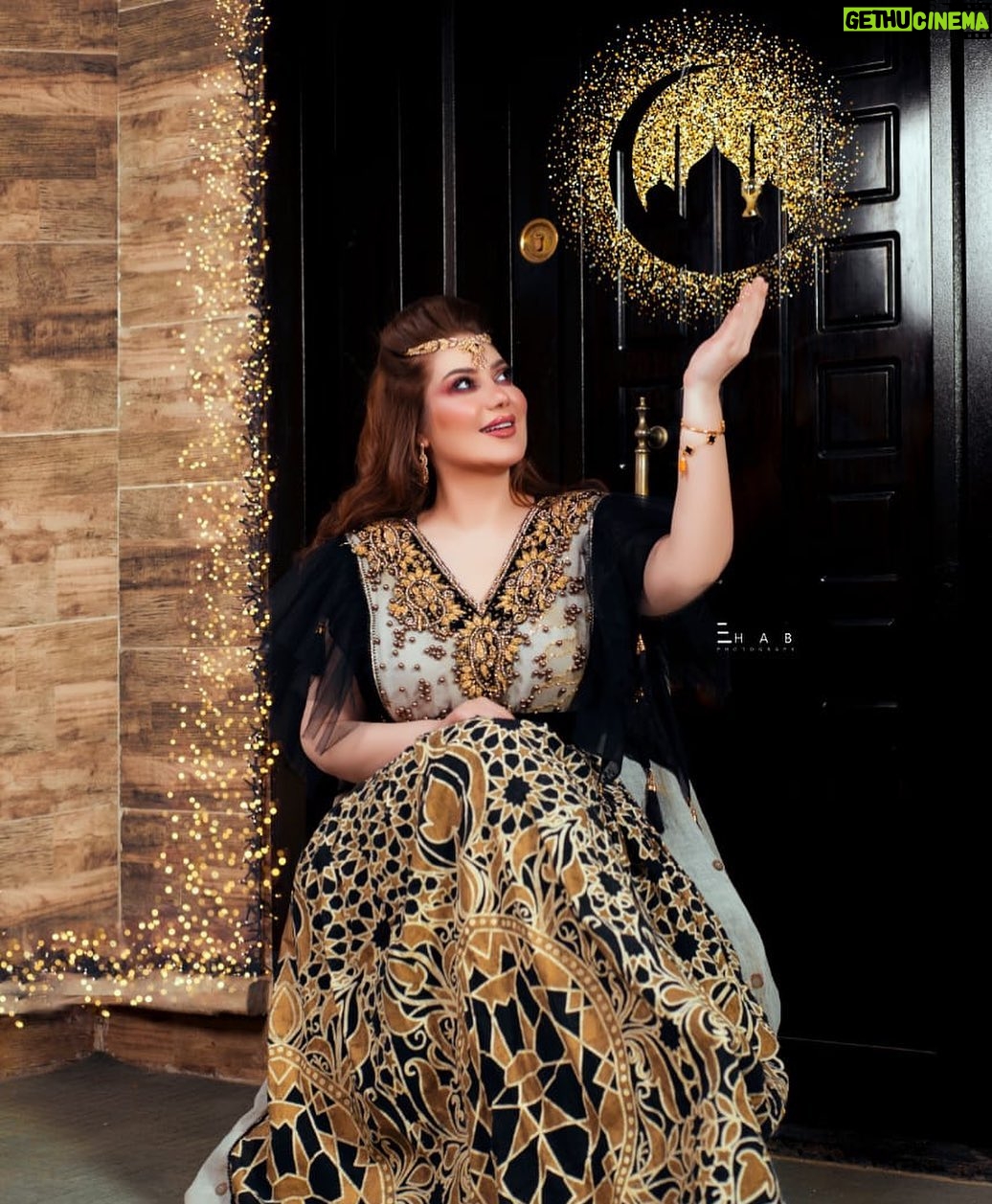 Zuhur Alaa Instagram - شكرا علي اسماعيل شكرا سيف صح كان يوم متعب بالشغل بس النتائج حلوه مكياج وشعر @ali_esmaeel_e الفستان بتوقيع المصمم @saif.alobaidi83 تصوير @ehab.albader