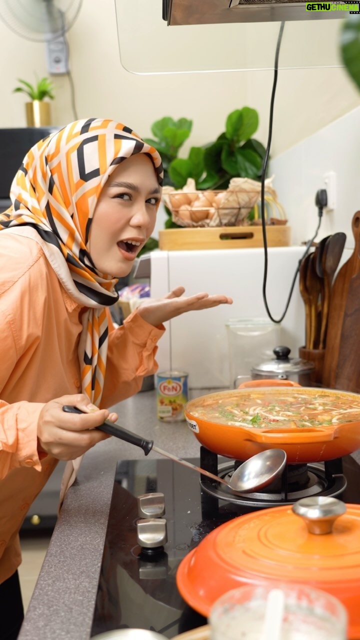 Zulin Aziz Instagram - Berbuka apa tu hari ni? Hari ni Zulin masak Tomyam Udang dengan bahan rahsia penyedap Tomyam ni. Tomyam Udang: Serai dititik Cili merah Lengkuas Bawang holland Akar dan daun ketumbar Daun limau purut Cendawan Tomato Udang Pes tomyam Sos ikan F&N Susu Isian Sejat Nak extra berkrim dan beraroma, korang kena guna F&N Susu Isian Sejat. Baru lagi umphhh… Pastu susu isian sejat ni tanpa kolesterol, pilihan yang lebih sihat untuk keluarga kita. Boleh tengok kat F&N website sini untuk resepi-resepi lain: https://my.fnlife.com/fn-140-years-recipe-ebook #FNDairies #MengisiHatiSetiapHari @fnndairies