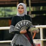 Zulin Aziz Instagram - Santi Si Gadis Kerepek. Director @bluelittleboat bagi watak mencabar yaa. Berlakon dekat ladang kuda dipanas terik, Berbahasa indonesia .. memang terkeluar jawa 😅. Dapat pulak sparing legend Cik Man & Abg Aziz M.Osman. Best gila dapat satu frame 🥰 Thank you so much Semua Team yang terlibat. Crew2 semua satu kepala… bestnyaaa kerja dgn dorang ni. Producer cantik @aisyah_fathillah & wanita jiwa kental @achanatasyaaa .. korang memang terboek!! Rasa lega dapat setelkan semua congratssss 🥰 Okay nantikan Jodoh Geng G nanti di Astro Warna! Lakonan hebat @kupu_kupu @hisyamhamid7 @norreen143 @anasridzuan dan ramai lagi. Santi dah bertukar jadi Zulin balik. Kerja kat set dah selesai… Kena masuk dapur balik masak utk suami…🤪 🎥 @tributionstudio 😘 #jodohgengg