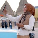 Zulin Aziz Instagram - Zulin Aziz X Roamingman Cappadocia ni memang cantik betul lah. Selfie tepi jalan pun gambar lawa tau. Nasib baik selfie atas bukit pun ada internet!! 😍 Korang ada plan nak pi Cappadocia? Wajib tengok sampai habis… Jom cuci mataaa ✈️