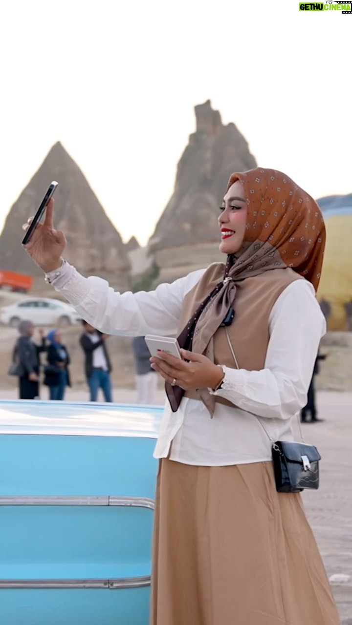 Zulin Aziz Instagram - Zulin Aziz X Roamingman Cappadocia ni memang cantik betul lah. Selfie tepi jalan pun gambar lawa tau. Nasib baik selfie atas bukit pun ada internet!! 😍 Korang ada plan nak pi Cappadocia? Wajib tengok sampai habis… Jom cuci mataaa ✈️