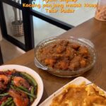 Zulin Aziz Instagram – Before pergi shoot kejap lagi ,siapkan lunch suami dulu.
Sis kerja di hari ahad 😌.

Ayam Ungkep
Kacang panjang masak kicap
Telur dadar

Best giler eh kuali baru aku tu.
Set dengan sudit. Bunyi ketung ketang tu yg stim tu!!
Cepat masak weh!!!!! 
Yang penting tak melekat ya!! Arghhhhh happynya aku!
Walaupun kuali je pun tapi dah buat aku BAHAGIA.
Nak beli kuali ni nnt zulin bawak masuk stock 👩🏻‍🍳❤️

#puanzulinkedapur