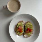 Zulin Aziz Instagram - Good Morning 🤍 Jangan lupa breakfast! Harini ..roti & Coffee. Dah box kedua ni rasa banyak turun inci! Seluar pun dah tak ketat. Yeayyy!! 💪🏽