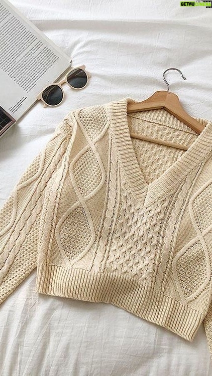 Zulin Aziz Instagram - Korangggggg Preloved Zulin Laku keras! Yg siang punya tadi SOLD OUT! Ada banyak baju lagi Zulin baru bawak ni Baju kurung,blouse,kasut,beg,mcm2 lagi!!! Jumpa kat Publika! 12-9 Pm. Esok Last Day! @shipwreck.my @absolutbazaar