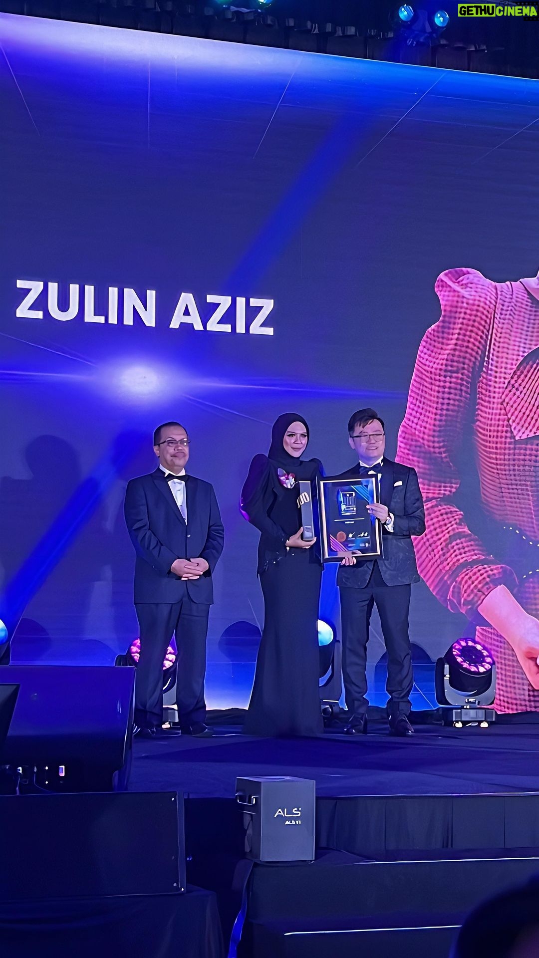 Zulin Aziz Instagram - Alhamdulillah 🤲🏻 Tahun ni Zulin terpilih salah seorang The 100 Most Influential Young Entrepreneurs 2023 ❤️ Tak pernah terfikir selama dalam bidang ni Nak dapat award. Bila tercalon tu memang speechless😭. Anugerah ni buat Zulin lebih semangat! Terima kasih Suami,Keluarga,Sahabat,peminat Yang selalu mendoakan saya 😘 Mari kerja keras lagi 💪🏽 @100miye.my @datokkchua . 👗 : @firziey_couture #100miye #100miye2023