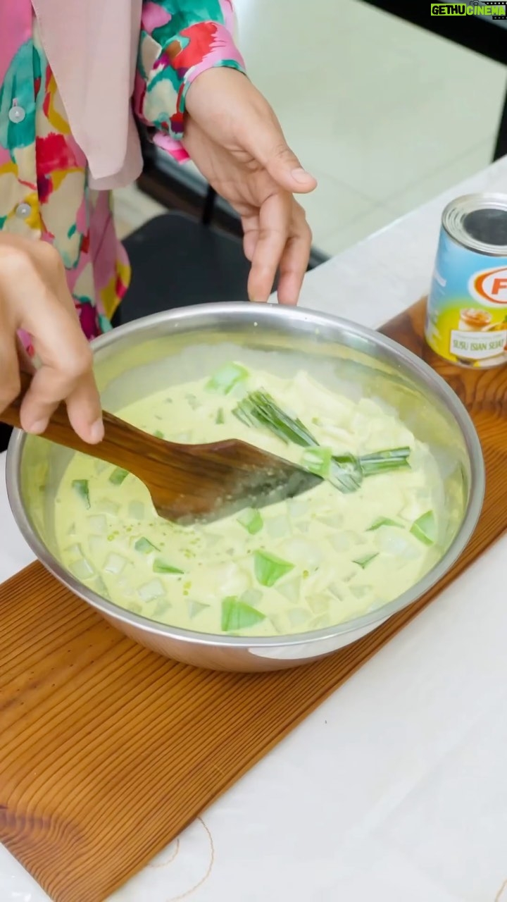 Zulin Aziz Instagram - Buko pandan untuk suami tersayang. Mengisi Hati Suamiku setiap hari dengan F&N. Resepi ni saya guna susu isian sejat F&N, lebih berkrim dan sedap sangat! Dah alang- alang tu, jom join F&N Beli, Tebus dan Menang! Boleh Tebus RM5 TnG e-wallet dan berpeluang memenangi Cast Iron Casserole Pot dengan pembelian RM20 produk susu tin F&N. #FNDairies #MengisiHatiSetiapHari @fnndairies