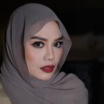 Zulin Aziz Instagram – Kemas sangat Si Suzi ni mekap tau.
Kita yg cerewet bab mekap ni jatuh cinta eh!!
Sampai ke malam tahan mekap kita..
Lebiuuu lahhh!!

💄 : @suziana.temizer.muaipoh 

#zulinatwork