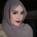 Zulin Aziz Instagram – Kemas sangat Si Suzi ni mekap tau.
Kita yg cerewet bab mekap ni jatuh cinta eh!!
Sampai ke malam tahan mekap kita..
Lebiuuu lahhh!!

💄 : @suziana.temizer.muaipoh 

#zulinatwork