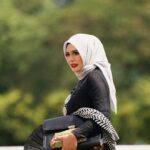 Zulin Aziz Instagram - Santi Si Gadis Kerepek. Director @bluelittleboat bagi watak mencabar yaa. Berlakon dekat ladang kuda dipanas terik, Berbahasa indonesia .. memang terkeluar jawa 😅. Dapat pulak sparing legend Cik Man & Abg Aziz M.Osman. Best gila dapat satu frame 🥰 Thank you so much Semua Team yang terlibat. Crew2 semua satu kepala… bestnyaaa kerja dgn dorang ni. Producer cantik @aisyah_fathillah & wanita jiwa kental @achanatasyaaa .. korang memang terboek!! Rasa lega dapat setelkan semua congratssss 🥰 Okay nantikan Jodoh Geng G nanti di Astro Warna! Lakonan hebat @kupu_kupu @hisyamhamid7 @norreen143 @anasridzuan dan ramai lagi. Santi dah bertukar jadi Zulin balik. Kerja kat set dah selesai… Kena masuk dapur balik masak utk suami…🤪 🎥 @tributionstudio 😘 #jodohgengg