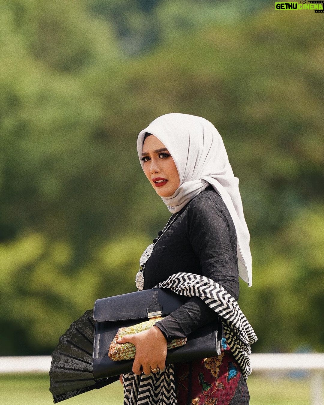 Zulin Aziz Instagram - Santi Si Gadis Kerepek. Director @bluelittleboat bagi watak mencabar yaa. Berlakon dekat ladang kuda dipanas terik, Berbahasa indonesia .. memang terkeluar jawa 😅. Dapat pulak sparing legend Cik Man & Abg Aziz M.Osman. Best gila dapat satu frame 🥰 Thank you so much Semua Team yang terlibat. Crew2 semua satu kepala… bestnyaaa kerja dgn dorang ni. Producer cantik @aisyah_fathillah & wanita jiwa kental @achanatasyaaa .. korang memang terboek!! Rasa lega dapat setelkan semua congratssss 🥰 Okay nantikan Jodoh Geng G nanti di Astro Warna! Lakonan hebat @kupu_kupu @hisyamhamid7 @norreen143 @anasridzuan dan ramai lagi. Santi dah bertukar jadi Zulin balik. Kerja kat set dah selesai… Kena masuk dapur balik masak utk suami…🤪 🎥 @tributionstudio 😘 #jodohgengg