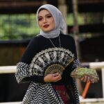 Zulin Aziz Instagram - Santi Si Gadis Kerepek. Director @bluelittleboat bagi watak mencabar yaa. Berlakon dekat ladang kuda dipanas terik, Berbahasa indonesia .. memang terkeluar jawa 😅. Dapat pulak sparing legend Cik Man & Abg Aziz M.Osman. Best gila dapat satu frame 🥰 Thank you so much Semua Team yang terlibat. Crew2 semua satu kepala… bestnyaaa kerja dgn dorang ni. Producer cantik @aisyah_fathillah & wanita jiwa kental @achanatasyaaa .. korang memang terboek!! Rasa lega dapat setelkan semua congratssss 🥰 Okay nantikan Jodoh Geng G nanti di Astro Warna! Lakonan hebat @kupu_kupu @hisyamhamid7 @norreen143 @anasridzuan dan ramai lagi. Santi dah bertukar jadi Zulin balik. Kerja kat set dah selesai… Kena masuk dapur balik masak utk suami…🤪 🎥 @tributionstudio 😘 #jodohgengg