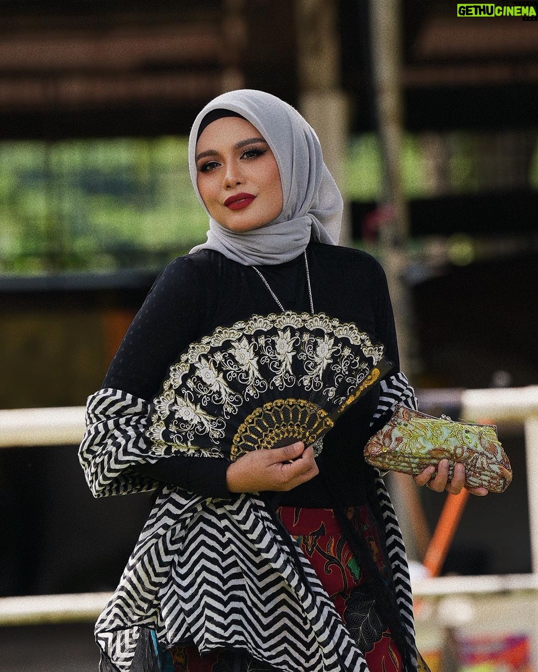 Zulin Aziz Instagram - Santi Si Gadis Kerepek. Director @bluelittleboat bagi watak mencabar yaa. Berlakon dekat ladang kuda dipanas terik, Berbahasa indonesia .. memang terkeluar jawa 😅. Dapat pulak sparing legend Cik Man & Abg Aziz M.Osman. Best gila dapat satu frame 🥰 Thank you so much Semua Team yang terlibat. Crew2 semua satu kepala… bestnyaaa kerja dgn dorang ni. Producer cantik @aisyah_fathillah & wanita jiwa kental @achanatasyaaa .. korang memang terboek!! Rasa lega dapat setelkan semua congratssss 🥰 Okay nantikan Jodoh Geng G nanti di Astro Warna! Lakonan hebat @kupu_kupu @hisyamhamid7 @norreen143 @anasridzuan dan ramai lagi. Santi dah bertukar jadi Zulin balik. Kerja kat set dah selesai… Kena masuk dapur balik masak utk suami…🤪 🎥 @tributionstudio 😘 #jodohgengg