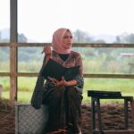 Zulin Aziz Instagram - Santi Si Gadis Kerepek. Director @bluelittleboat bagi watak mencabar yaa. Berlakon dekat ladang kuda dipanas terik, Berbahasa indonesia .. memang terkeluar jawa 😅. Dapat pulak sparing legend Cik Man & Abg Aziz M.Osman. Best gila dapat satu frame 🥰 Thank you so much Semua Team yang terlibat. Crew2 semua satu kepala… bestnyaaa kerja dgn dorang ni. Producer cantik @aisyah_fathillah & wanita jiwa kental @achanatasyaaa .. korang memang terboek!! Rasa lega dapat setelkan semua congratssss 🥰 Okay nantikan Jodoh Geng G nanti di Astro Warna! Lakonan hebat @kupu_kupu @hisyamhamid7 @norreen143 @anasridzuan dan ramai lagi. Santi dah bertukar jadi Zulin balik. Kerja kat set dah selesai… Kena masuk dapur balik masak utk suami…🤪 🎥 @tributionstudio 😘 #jodohgengg