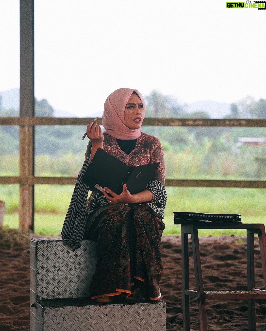 Zulin Aziz Instagram - Santi Si Gadis Kerepek. Director @bluelittleboat bagi watak mencabar yaa. Berlakon dekat ladang kuda dipanas terik, Berbahasa indonesia .. memang terkeluar jawa 😅. Dapat pulak sparing legend Cik Man & Abg Aziz M.Osman. Best gila dapat satu frame 🥰 Thank you so much Semua Team yang terlibat. Crew2 semua satu kepala… bestnyaaa kerja dgn dorang ni. Producer cantik @aisyah_fathillah & wanita jiwa kental @achanatasyaaa .. korang memang terboek!! Rasa lega dapat setelkan semua congratssss 🥰 Okay nantikan Jodoh Geng G nanti di Astro Warna! Lakonan hebat @kupu_kupu @hisyamhamid7 @norreen143 @anasridzuan dan ramai lagi. Santi dah bertukar jadi Zulin balik. Kerja kat set dah selesai… Kena masuk dapur balik masak utk suami…🤪 🎥 @tributionstudio 😘 #jodohgengg