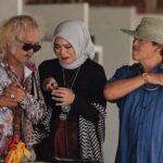 Zulin Aziz Instagram - Santi Si Gadis Kerepek. Director @bluelittleboat bagi watak mencabar yaa. Berlakon dekat ladang kuda dipanas terik, Berbahasa indonesia .. memang terkeluar jawa 😅. Dapat pulak sparing legend Cik Man & Abg Aziz M.Osman. Best gila dapat satu frame 🥰 Thank you so much Semua Team yang terlibat. Crew2 semua satu kepala… bestnyaaa kerja dgn dorang ni. Producer cantik @aisyah_fathillah & wanita jiwa kental @achanatasyaaa .. korang memang terboek!! Rasa lega dapat setelkan semua congratssss 🥰 Okay nantikan Jodoh Geng G nanti di Astro Warna! Lakonan hebat @kupu_kupu @hisyamhamid7 @norreen143 @anasridzuan dan ramai lagi. Santi dah bertukar jadi Zulin balik. Kerja kat set dah selesai… Kena masuk dapur balik masak utk suami…🤪 🎥 @tributionstudio 😘 #jodohgengg